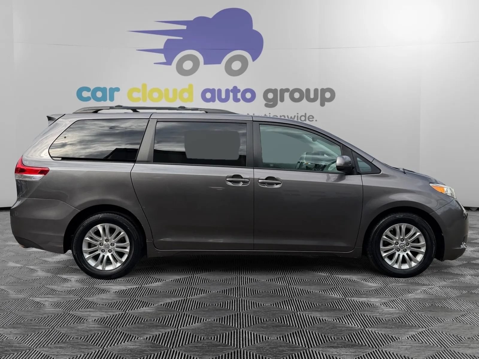 Used 2012 Toyota Sienna XLE w/ Entertainment Pkg FWD image 7
