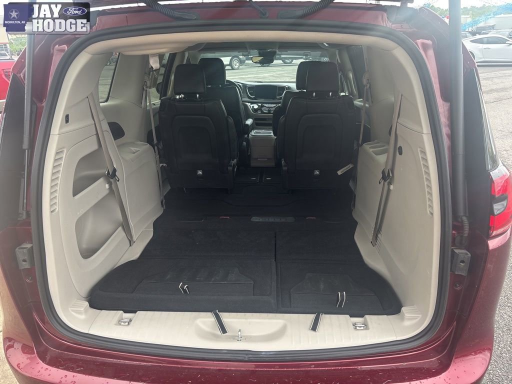 Used 2023 Chrysler Pacifica Touring-L image 6