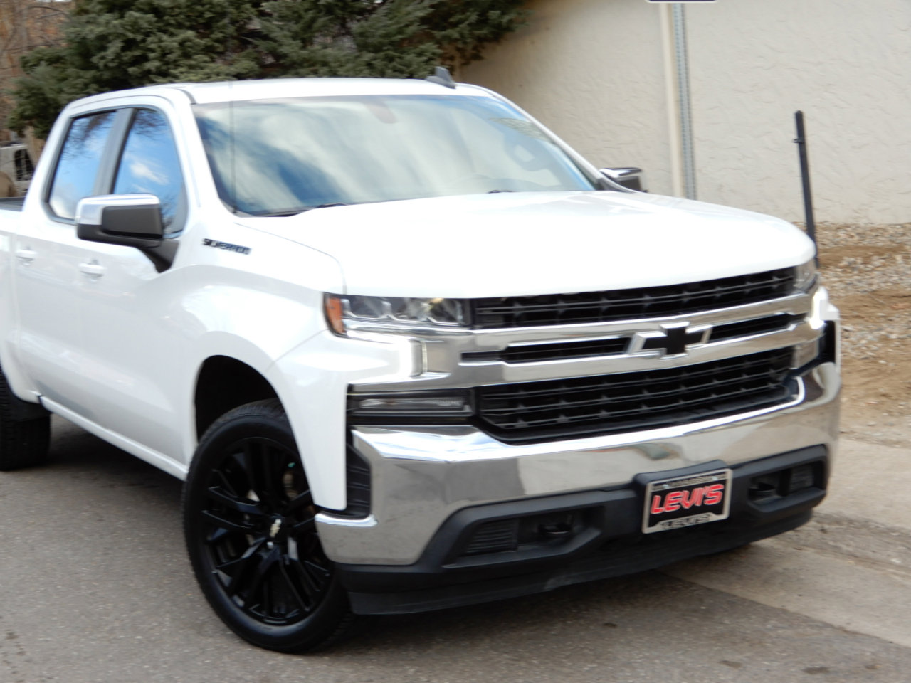 Used 2022 Chevrolet Silverado 1500 LT w/ Leather Package image 2