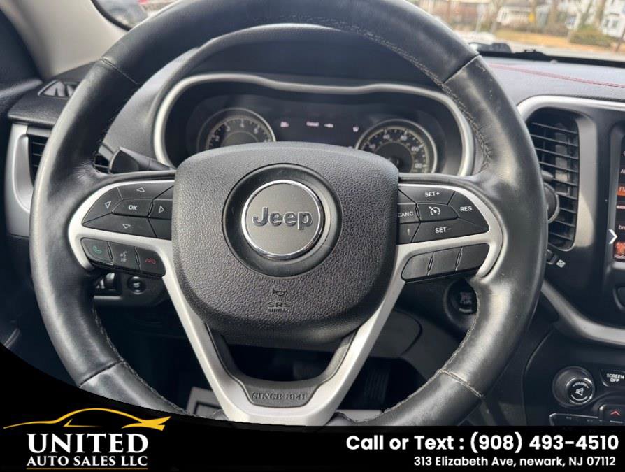 Used 2015 Jeep Cherokee Trailhawk w/ Comfort/Convenience Group AWD/4WD image 11