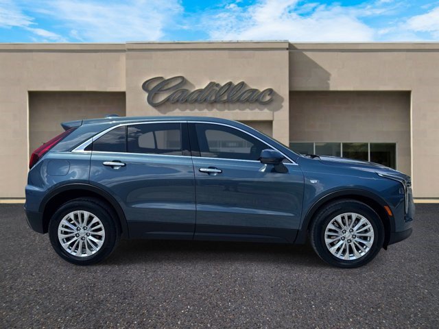 Certified 2024 Cadillac XT4 Luxury w/ Cold Weather Package FWD image 2