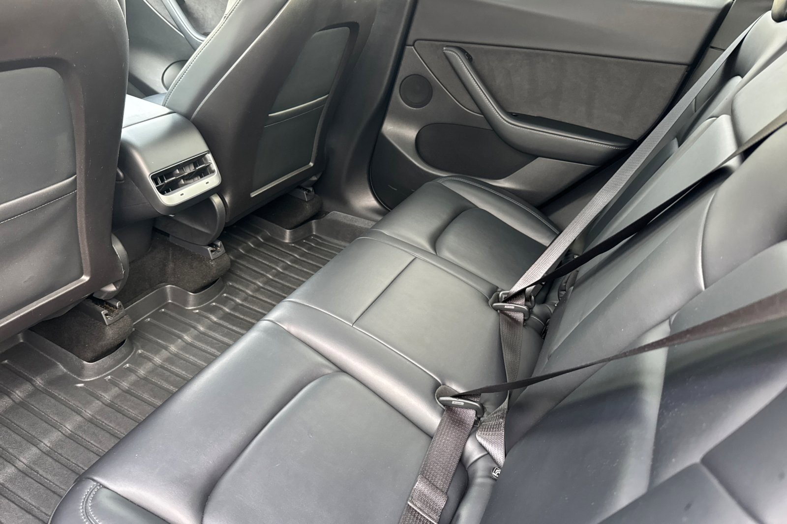 Used 2020 Tesla Model Y Long Range image 9