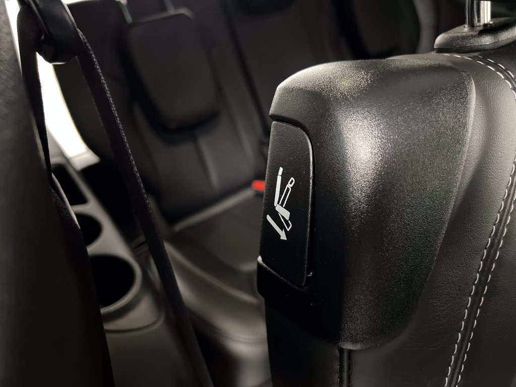 Used 2027 Chrysler Pacifica Select FWD image 30