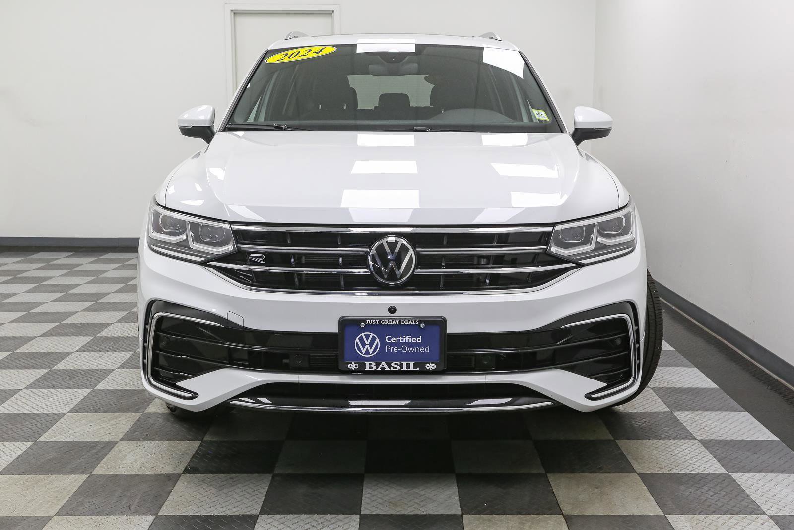 Used 2024 Volkswagen Tiguan SEL R-Line AWD/4WD image 4