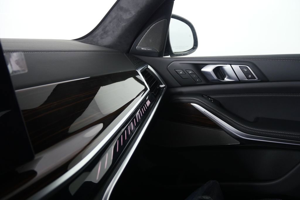 Used 2026 BMW X7 M60i image 27