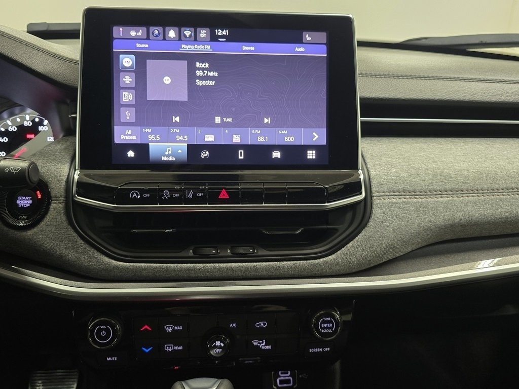 Used 2024 Jeep Compass Latitude image 28