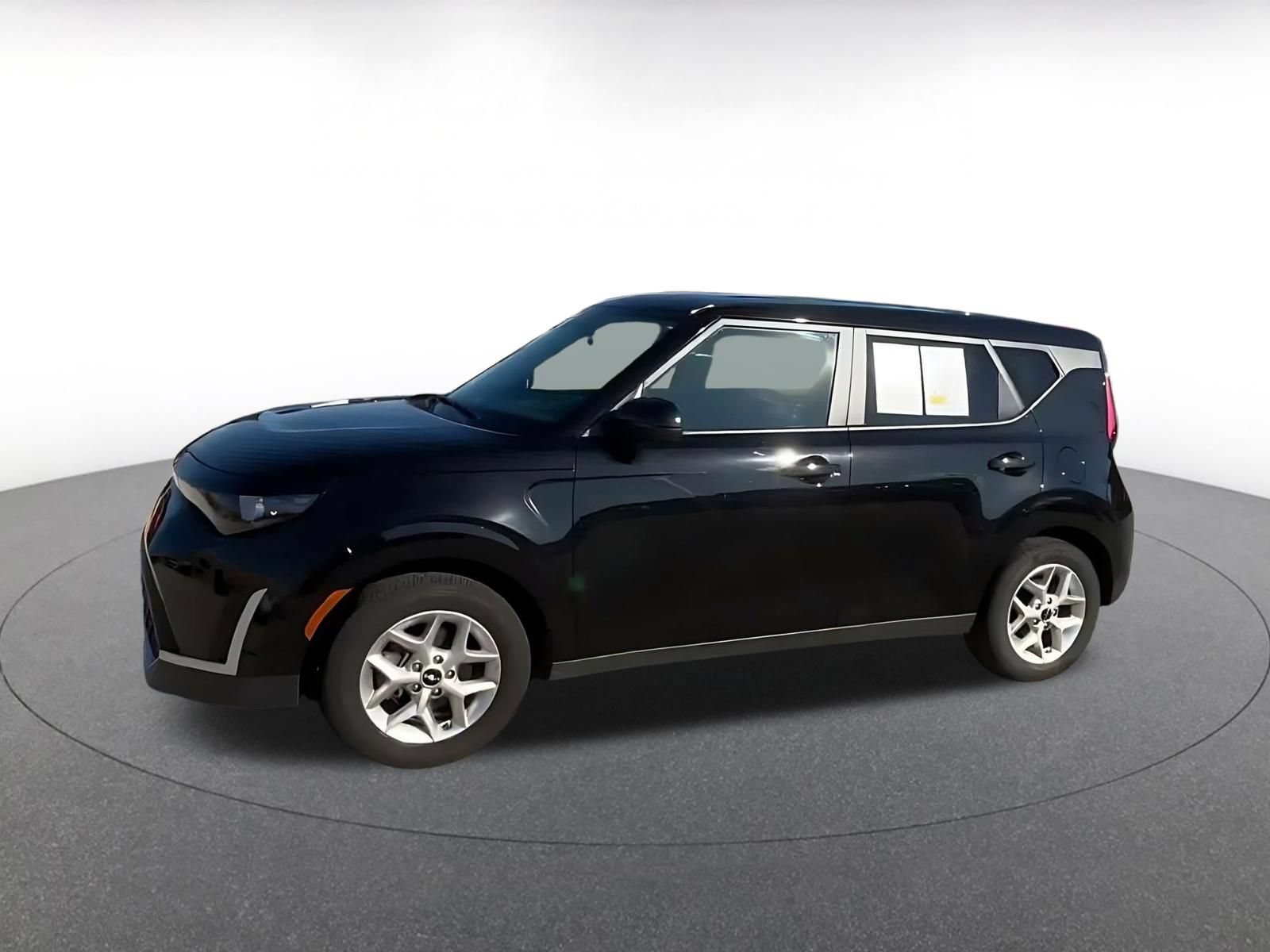 Used 2025 Kia Soul LX w/ LX Technology Package FWD image 6