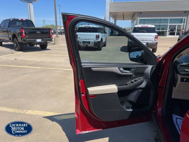 Used 2020 Ford Escape SE image 10