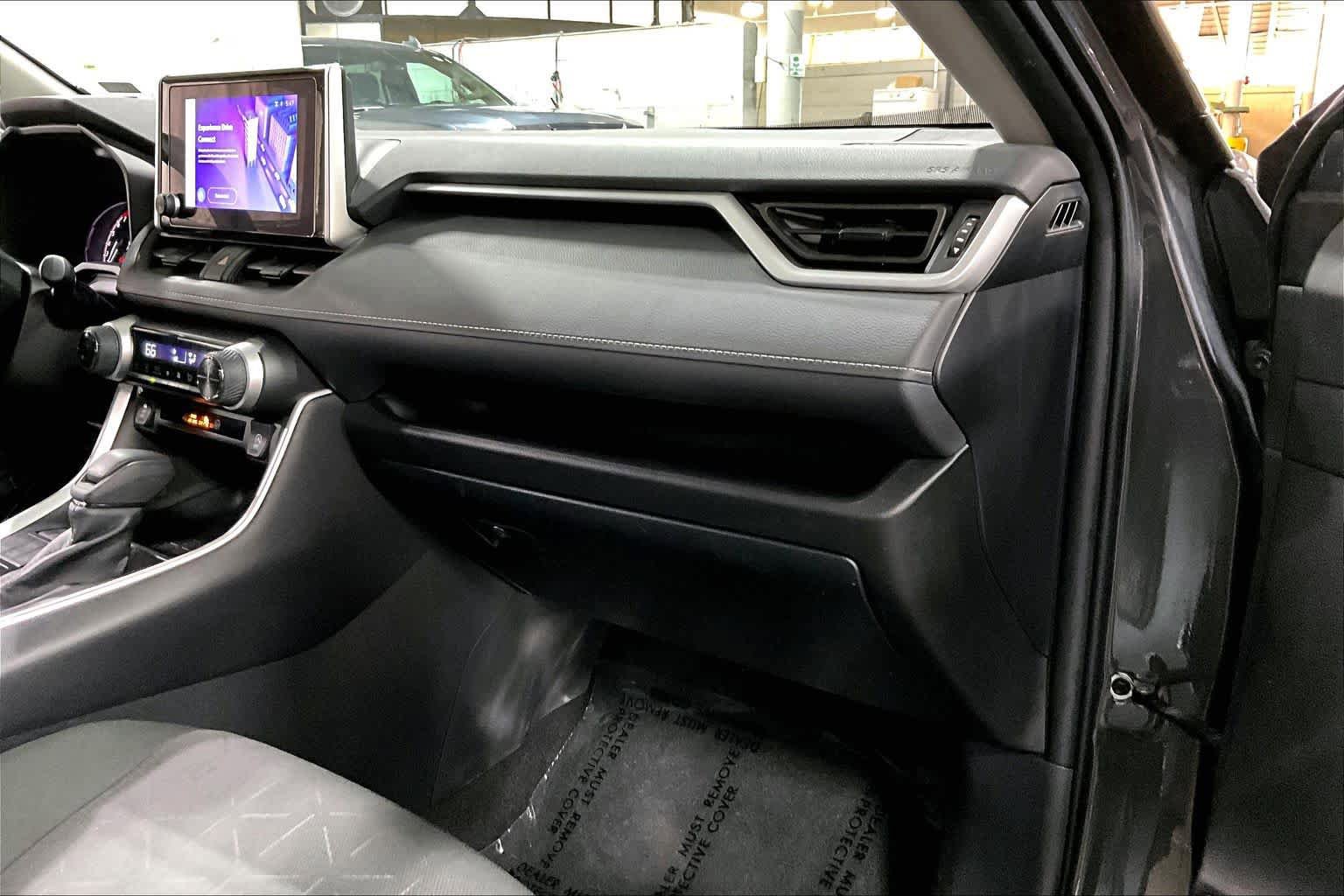Used 2025 Toyota RAV4 XLE AWD/4WD image 19