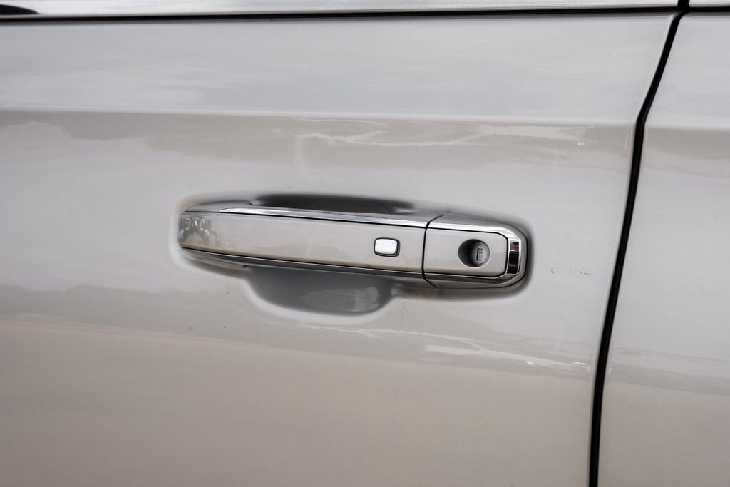 Used 2021 GMC Yukon XL SLT w/ SLT Premium Package image 40