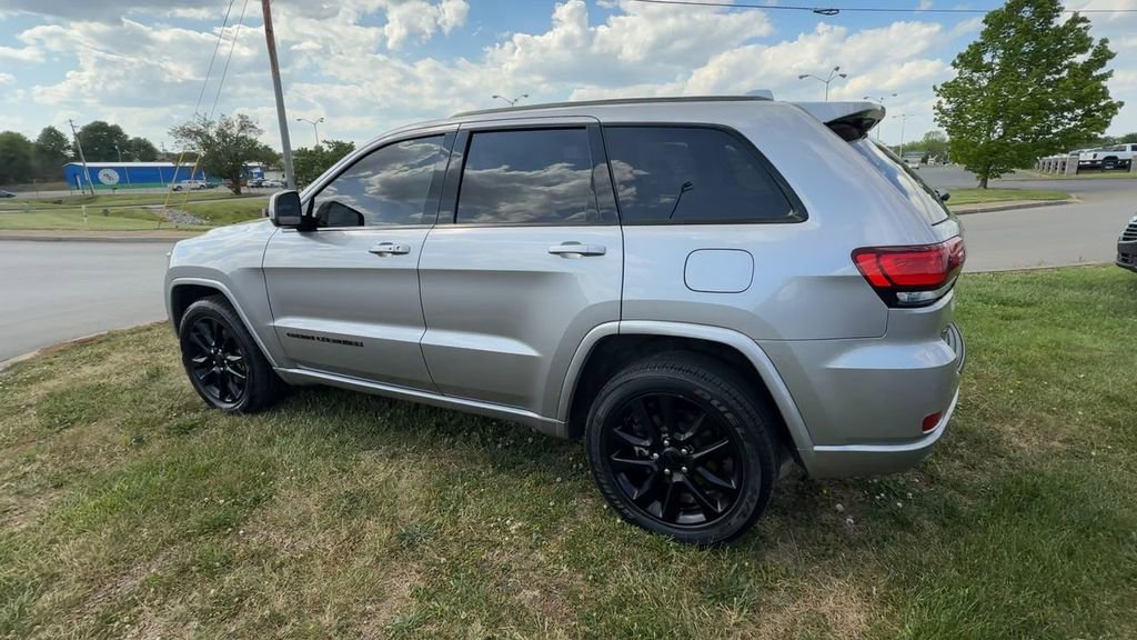 Used 2021 Jeep Grand Cherokee Laredo X AWD/4WD image 4
