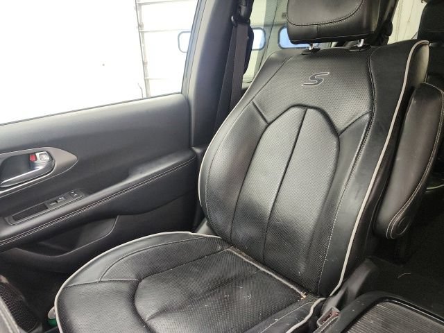 Used 2022 Chrysler Pacifica Limited w/ Uconnect Theater Family Group FWD image 16