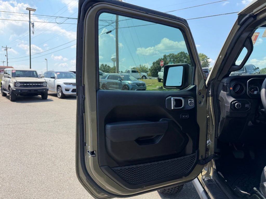Used 2025 Jeep Gladiator Mojave w/ Convenience Group AWD/4WD image 12