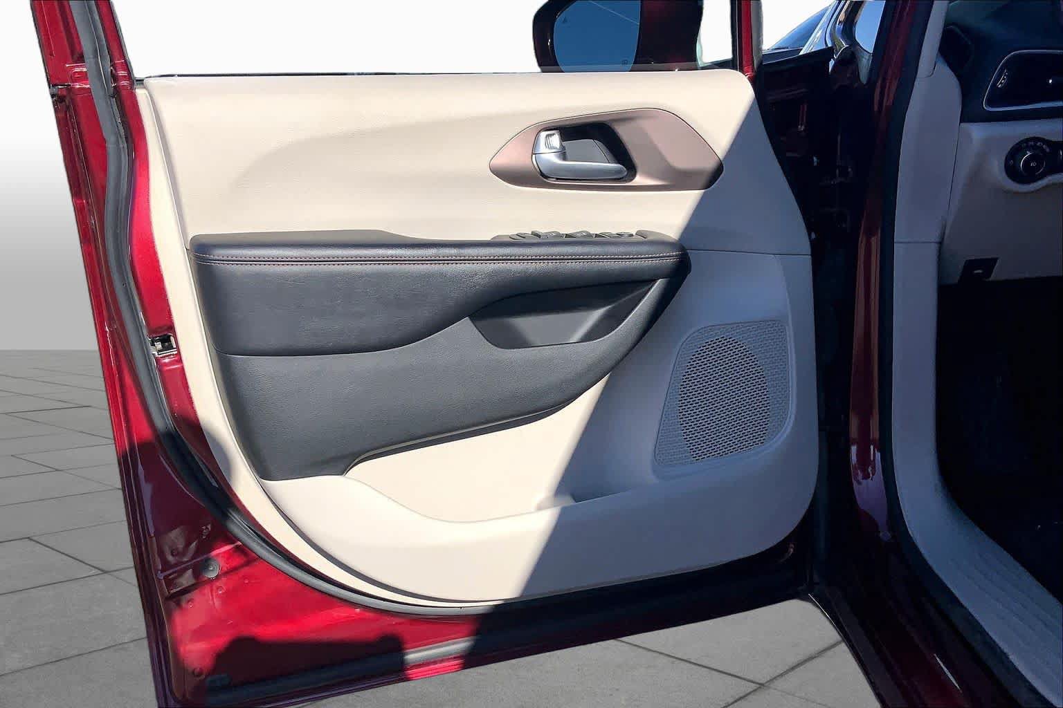 Used 2018 Chrysler Pacifica Touring Plus FWD image 22