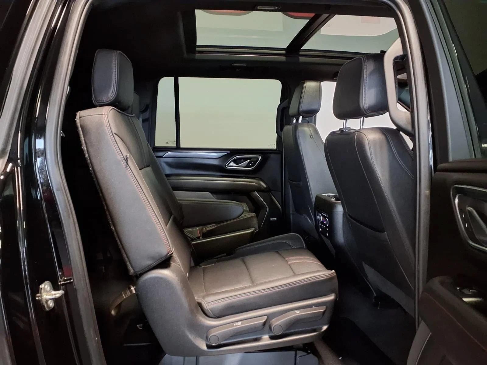 Used 2022 Chevrolet Suburban RST w/ Sport Performance Package AWD/4WD image 12