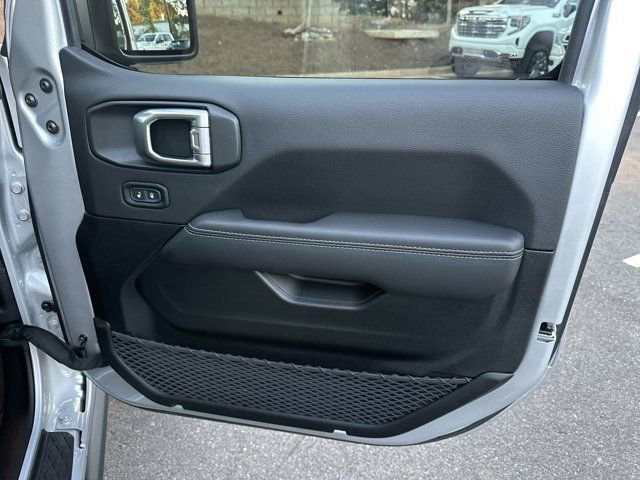 Used 2022 Jeep Gladiator Rubicon w/ Cold Weather Group image 16