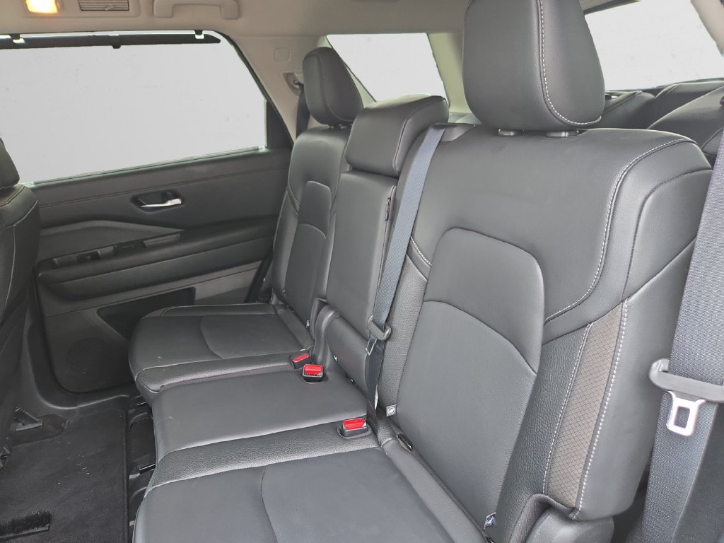 Used 2025 Nissan Pathfinder SL AWD/4WD image 13
