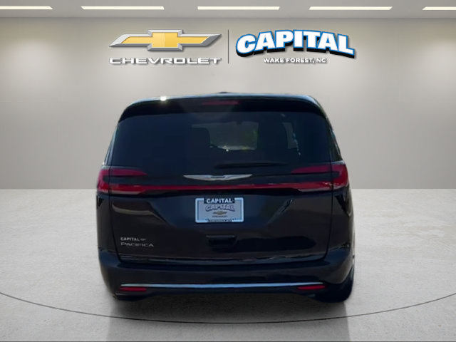 Used 2025 Chrysler Pacifica Select FWD image 4