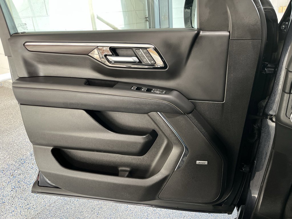 Used 2025 Chevrolet Suburban Premier image 31
