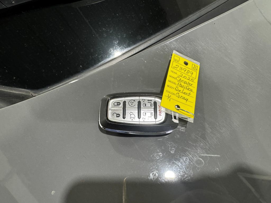 Used 2025 Chrysler Pacifica Select FWD image 43