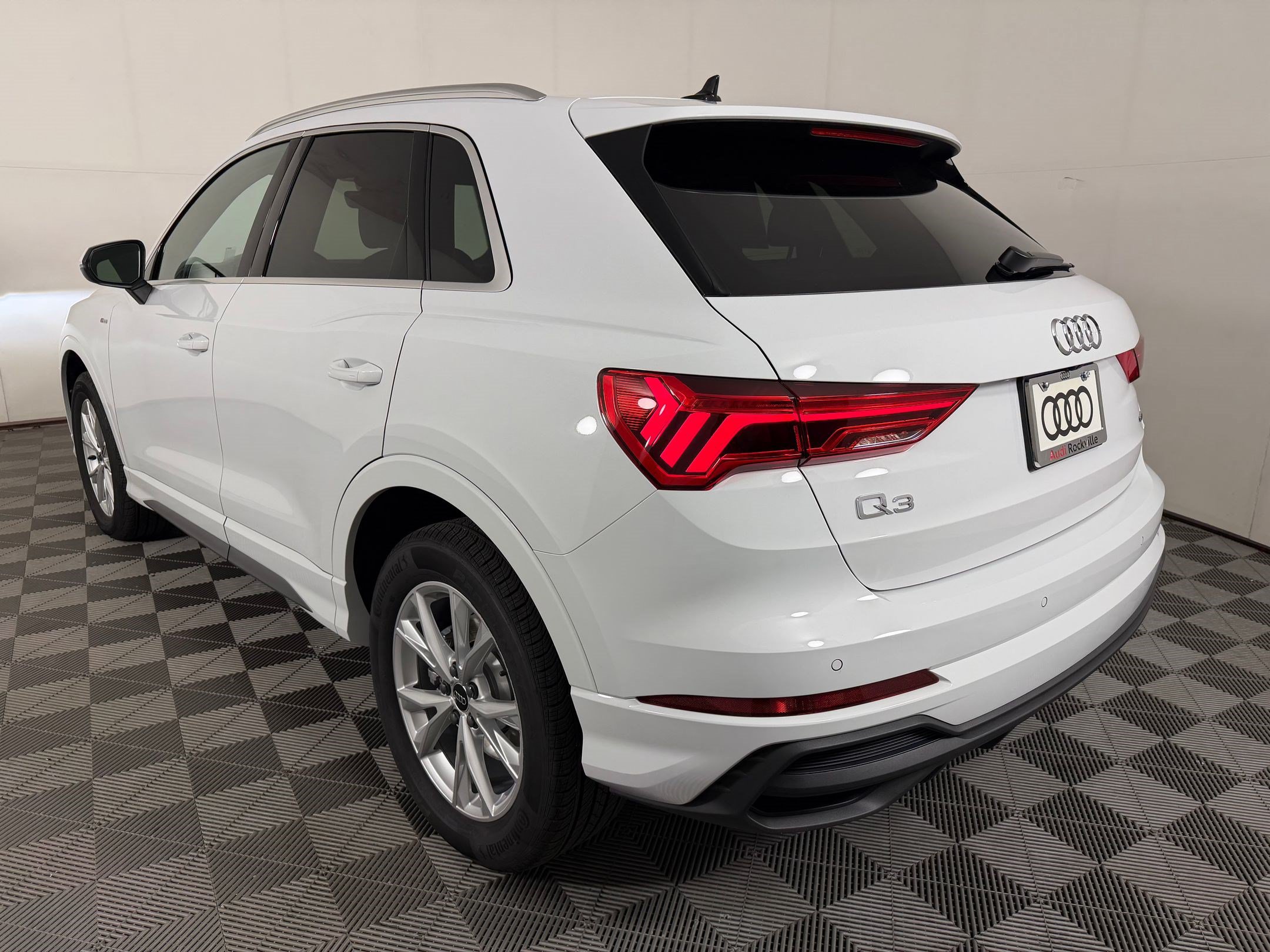 Certified 2025 Audi Q3 2.0T Premium Plus w/ Premium Plus Package AWD/4WD image 3