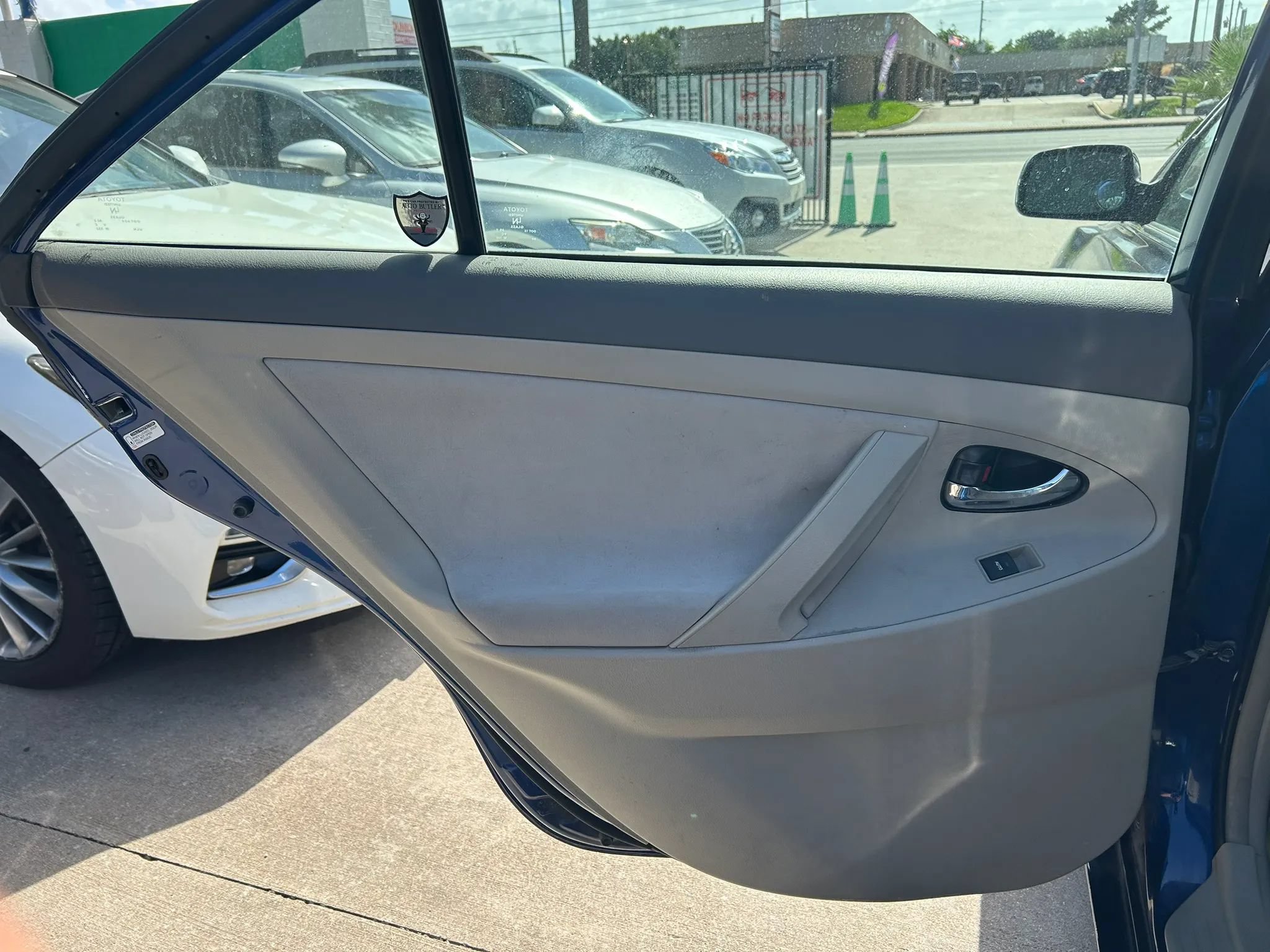 Used 2010 Toyota Camry LE FWD image 19
