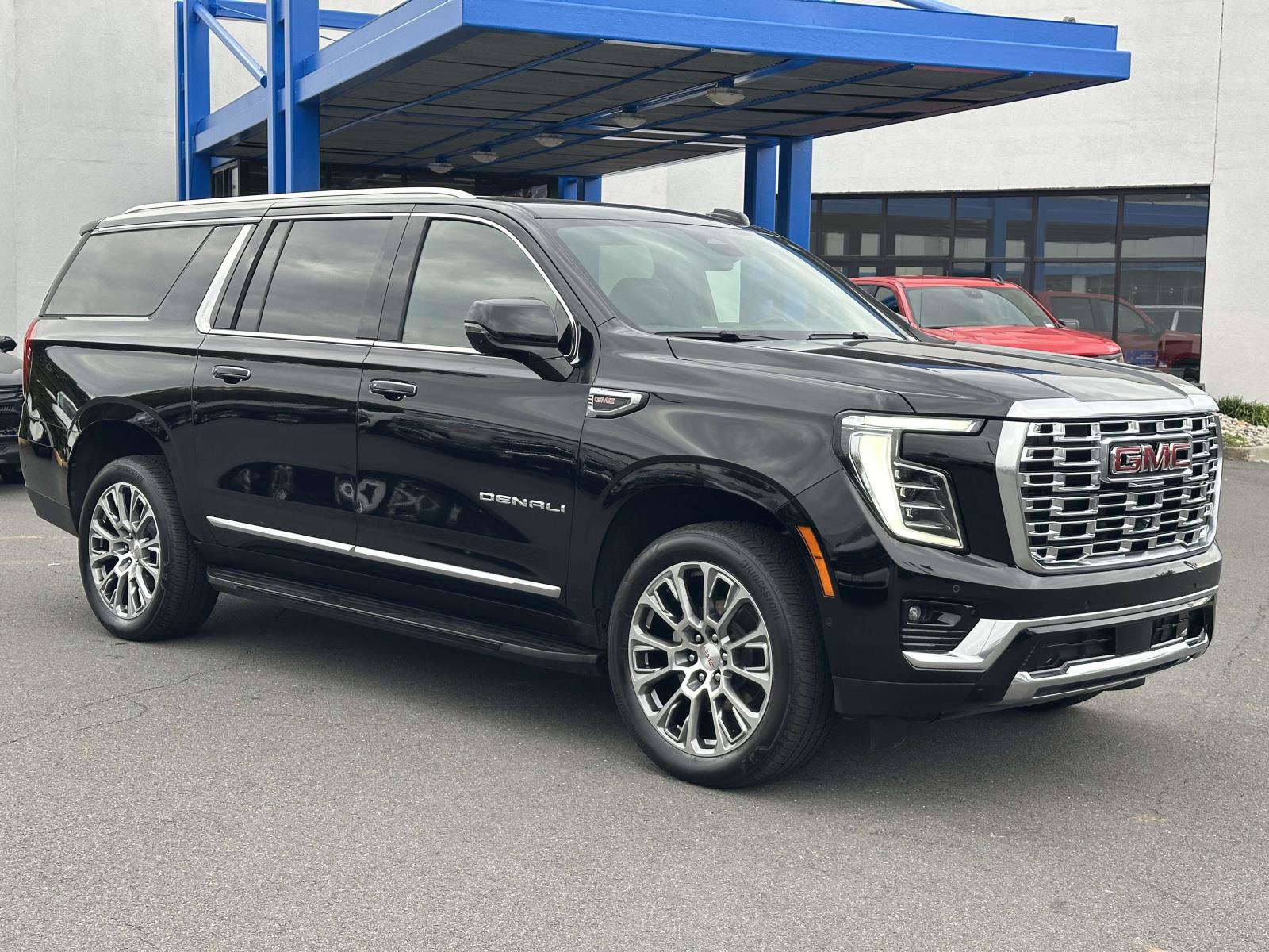 Used 2025 GMC Yukon XL Denali AWD/4WD image 3