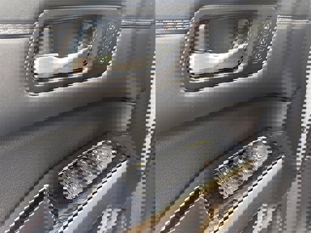 Used 2023 Nissan Pathfinder Platinum w/ Lighting Package (N92) image 18