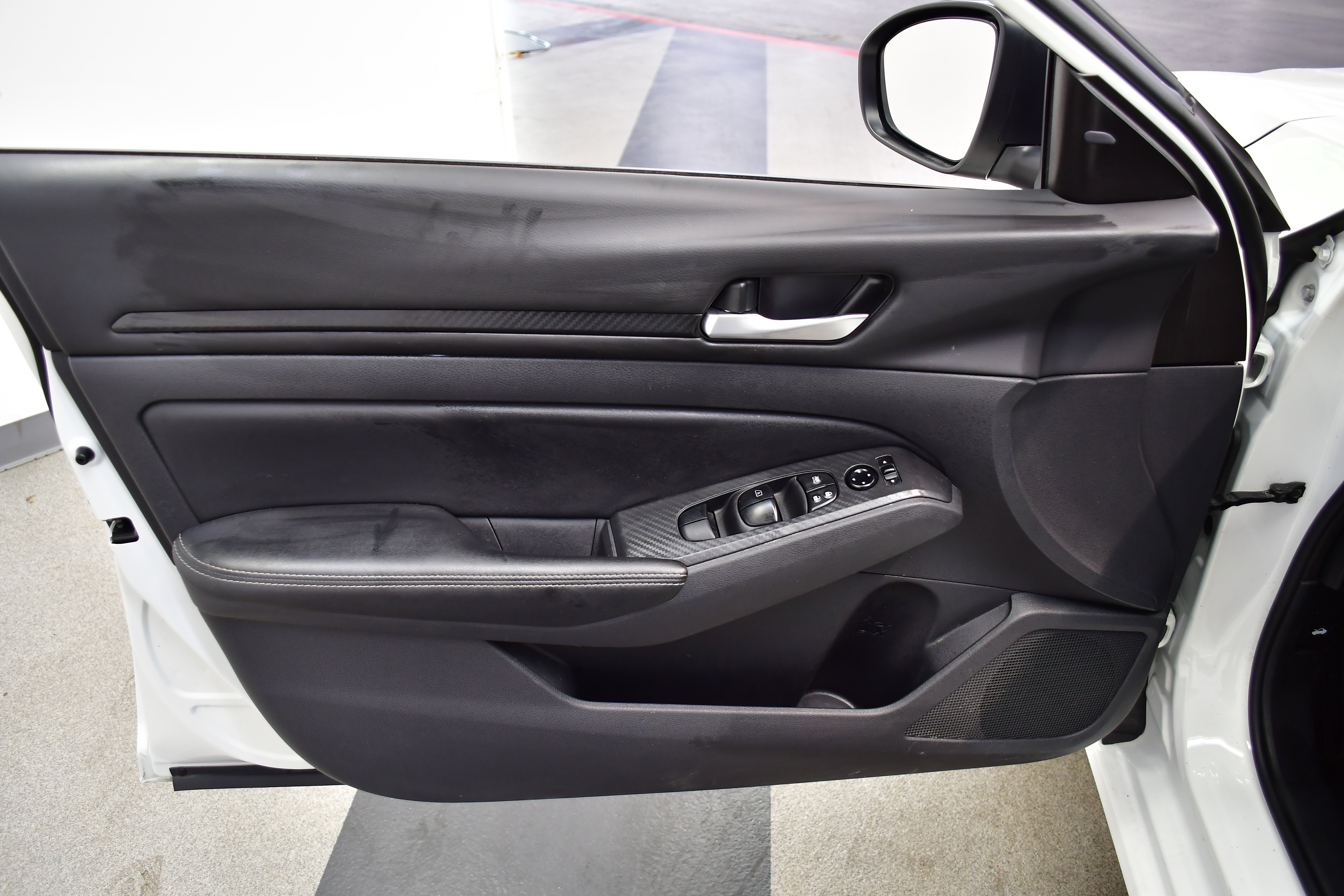 Used 2025 Nissan Altima 2.5 SV FWD image 15