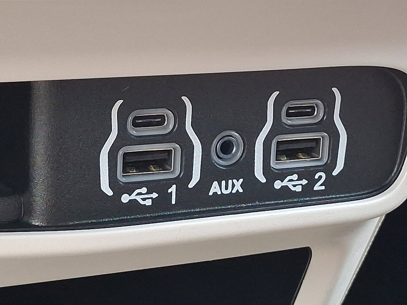 Used 2024 Chrysler Voyager LX image 24