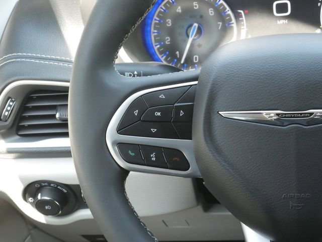 Used 2023 Chrysler Pacifica Touring-L w/ Uconnect Theater Family Group AWD/4WD image 16