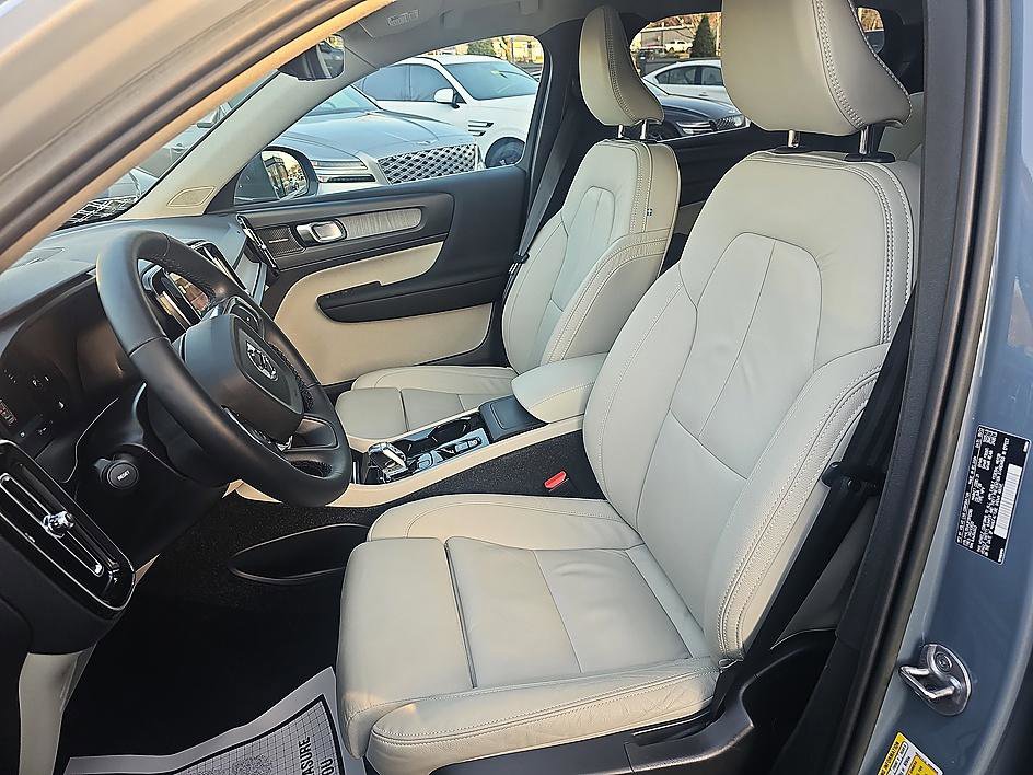 Used 2023 Volvo XC40 B5 Ultimate w/ Protection Package Premier image 16