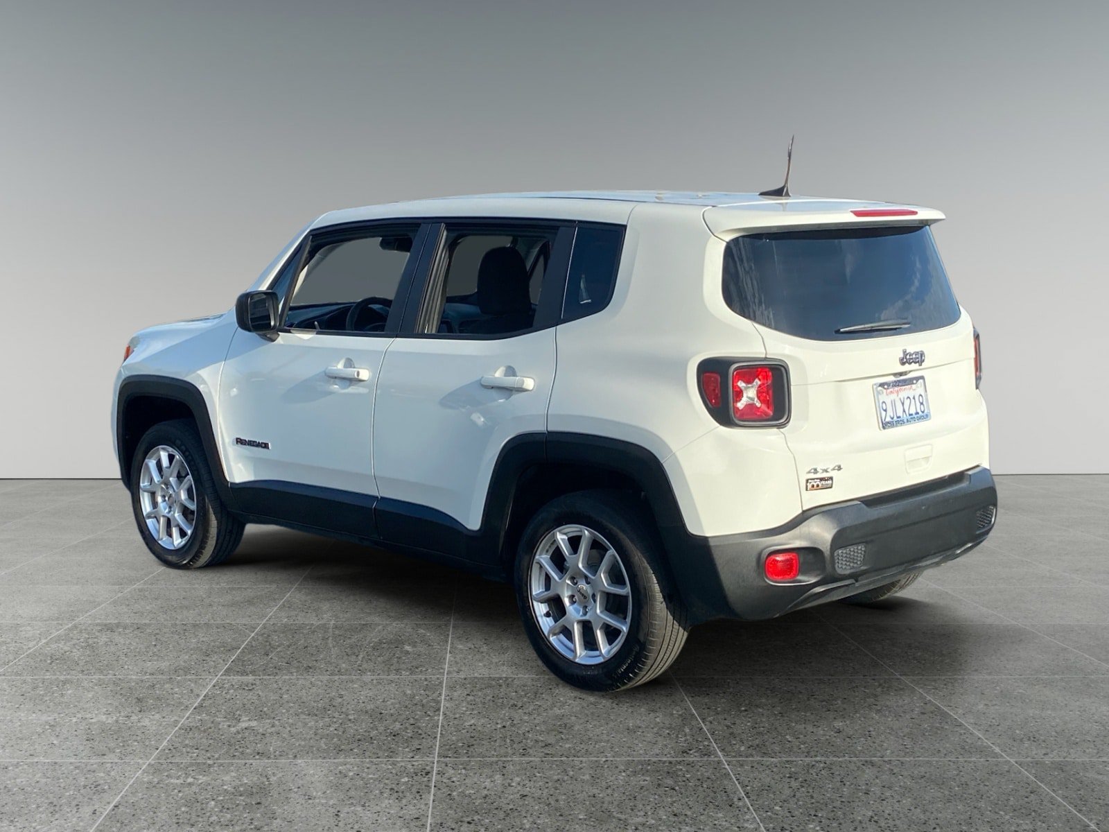 Used 2023 Jeep Renegade Latitude AWD/4WD image 3