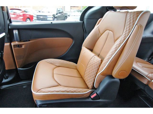 Used 2025 Chrysler Pacifica Pinnacle FWD image 11