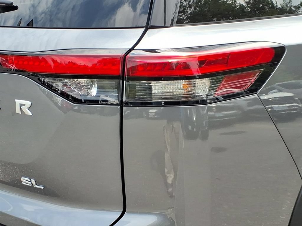 Used 2025 Nissan Pathfinder SL FWD image 9