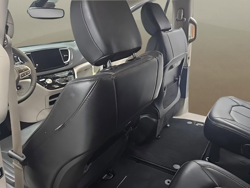 Used 2024 Chrysler Pacifica Touring-L image 14