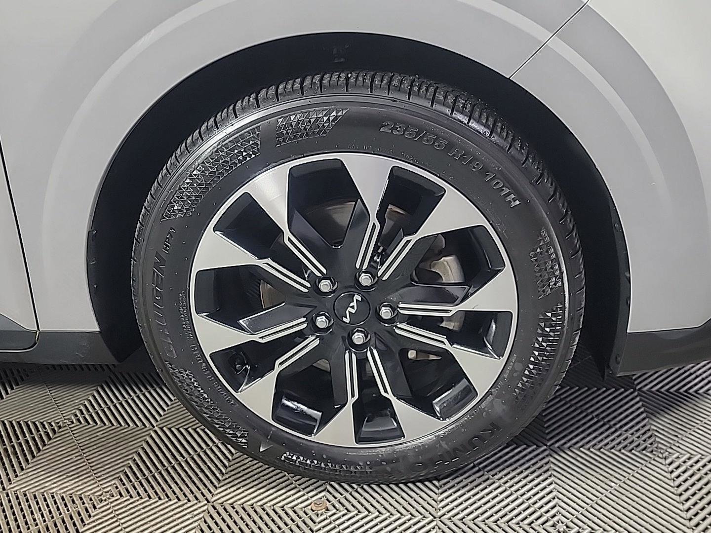 Used 2024 Kia Carnival EX image 3