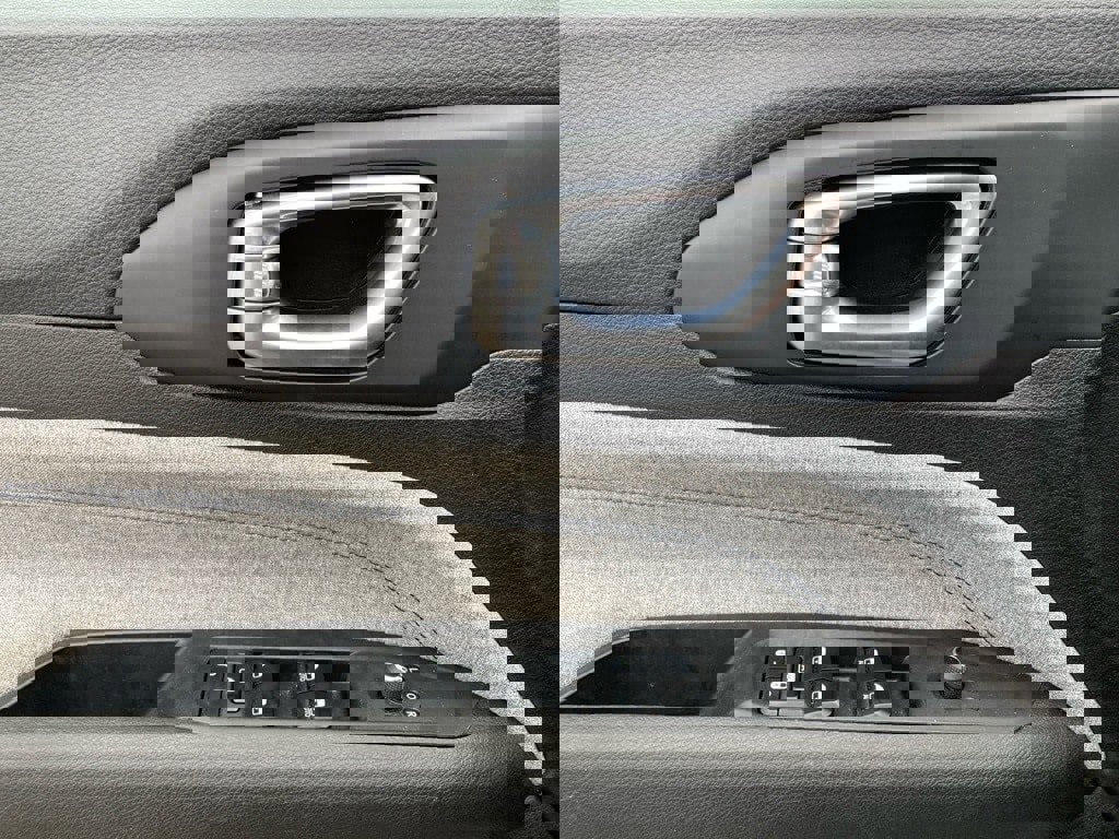 Used 2024 Jeep Compass Latitude image 10