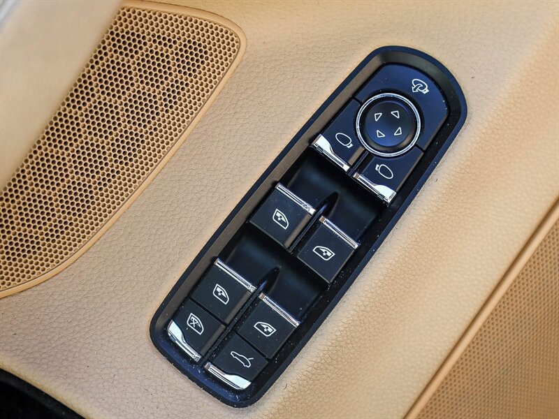 Used 2012 Porsche Panamera image 32