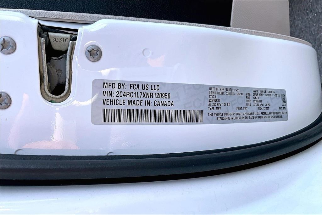 Used 2022 Chrysler Pacifica Touring-L w/ Uconnect Theater Family Group FWD image 3