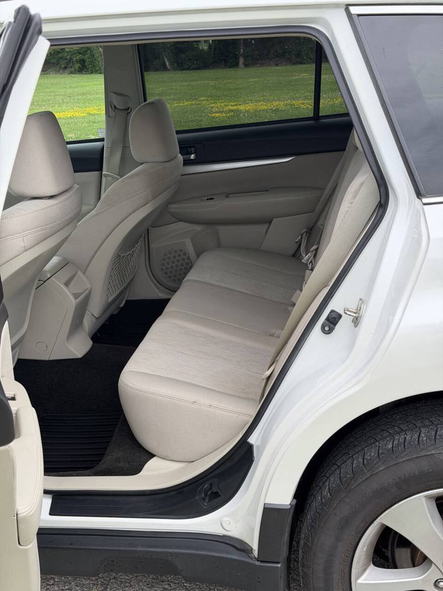 Used 2014 Subaru Outback 2.5i Premium AWD/4WD image 11