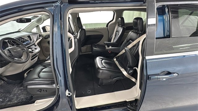 Used 2023 Chrysler Pacifica Touring-L image 16