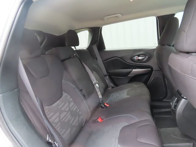 Used 2022 Jeep Cherokee Latitude w/ Comfort Safety Group AWD/4WD image 30