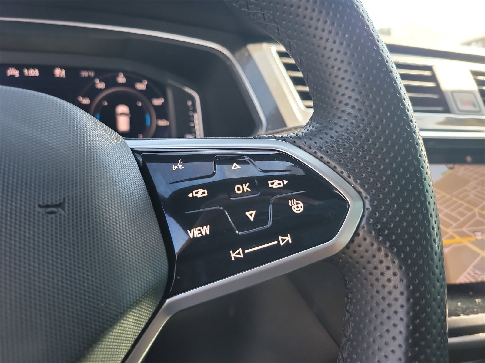 Used 2022 Volkswagen Tiguan SEL R-Line image 32