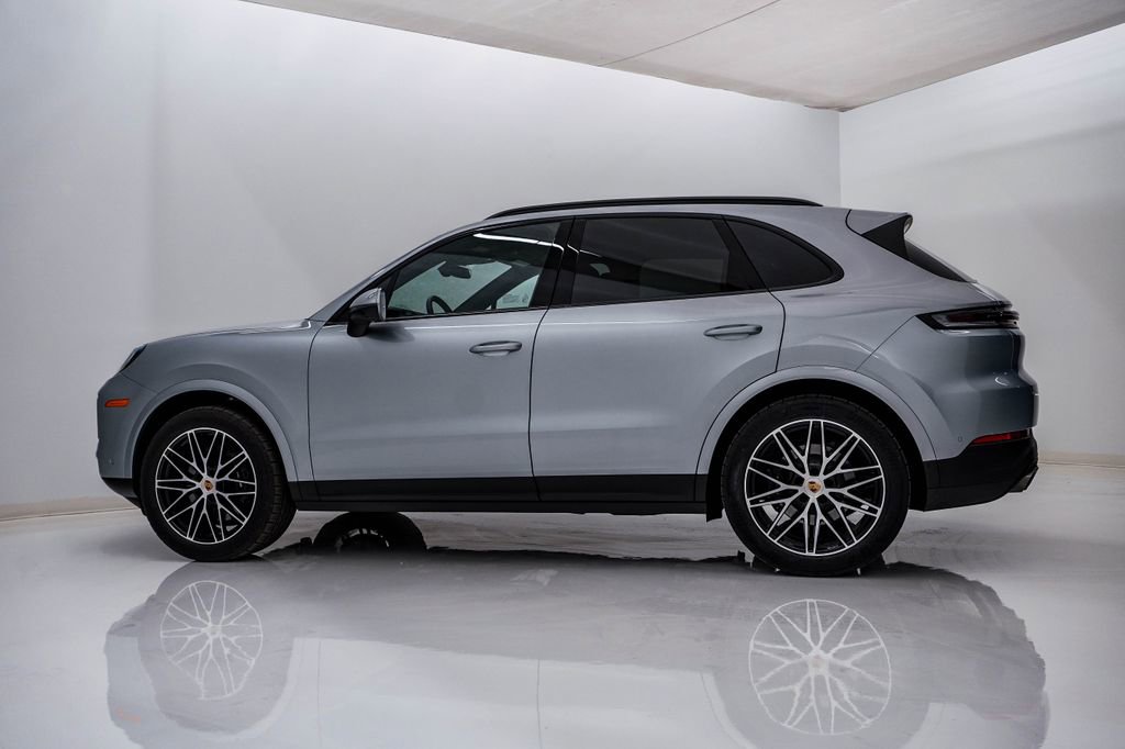 Certified 2025 Porsche Cayenne image 2