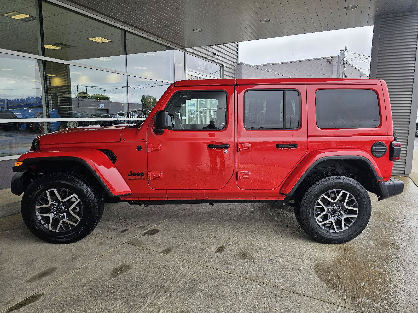 Used 2025 Jeep Wrangler Unlimited Sahara AWD/4WD image 2