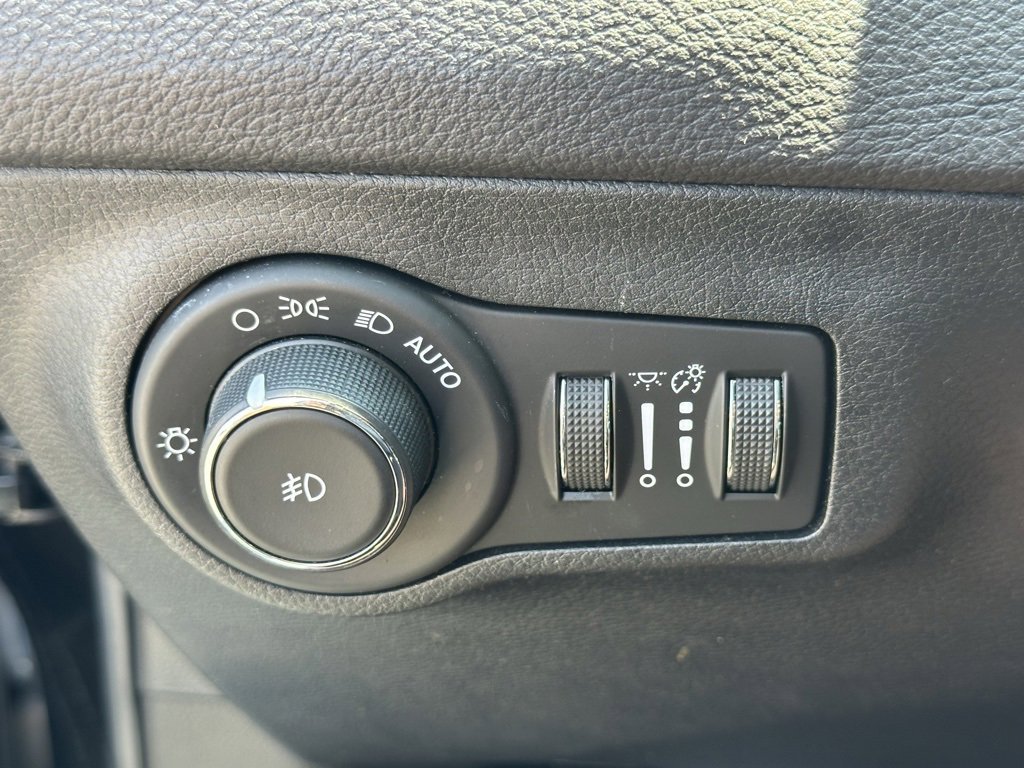 Used 2018 Jeep Compass Latitude image 28