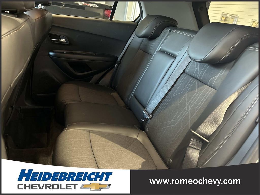 Used 2022 Chevrolet Trax LT w/ LT Convenience Package image 12