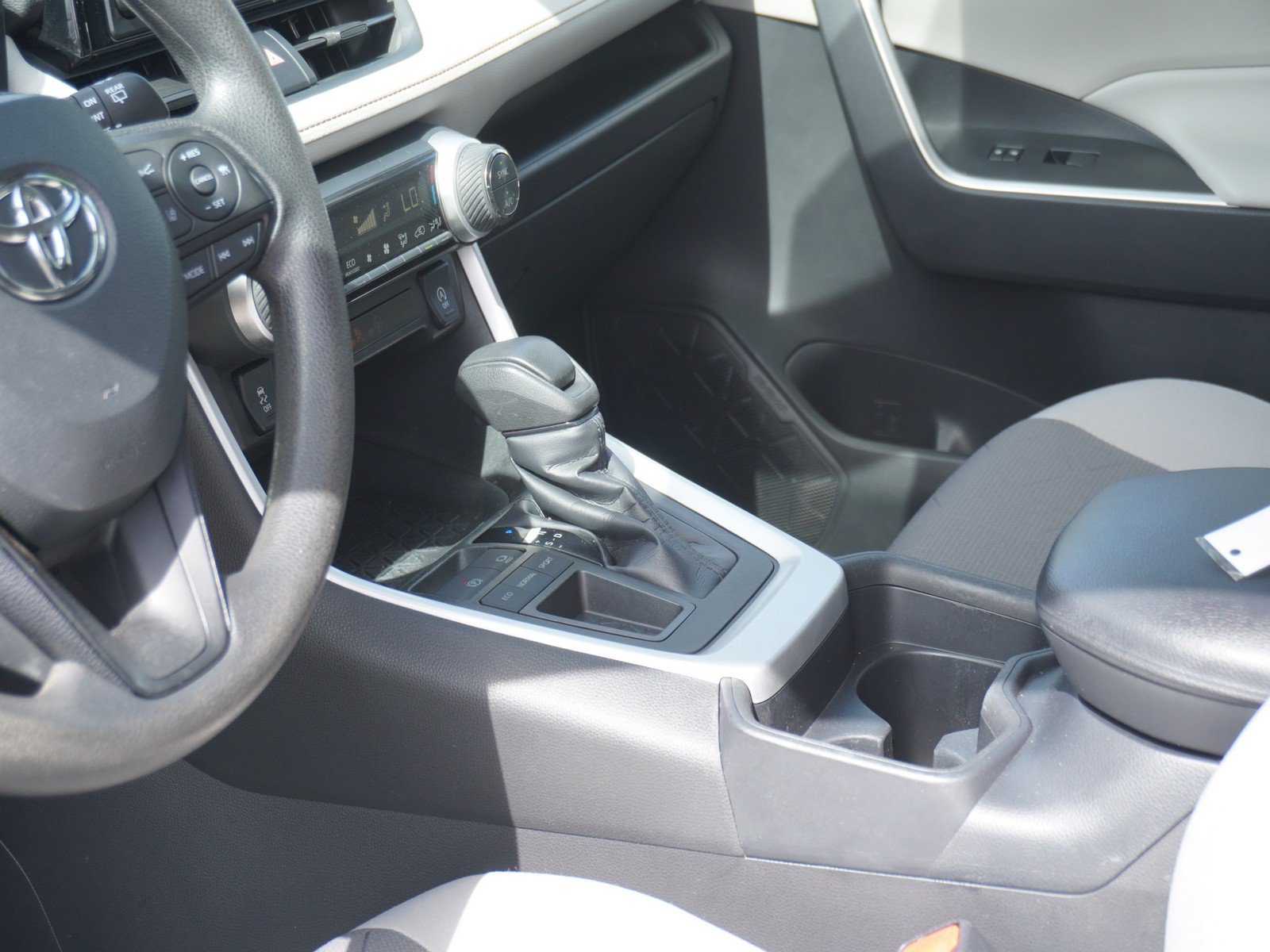 Used 2020 Toyota RAV4 XLE w/ All Weather Liner Package FWD image 20
