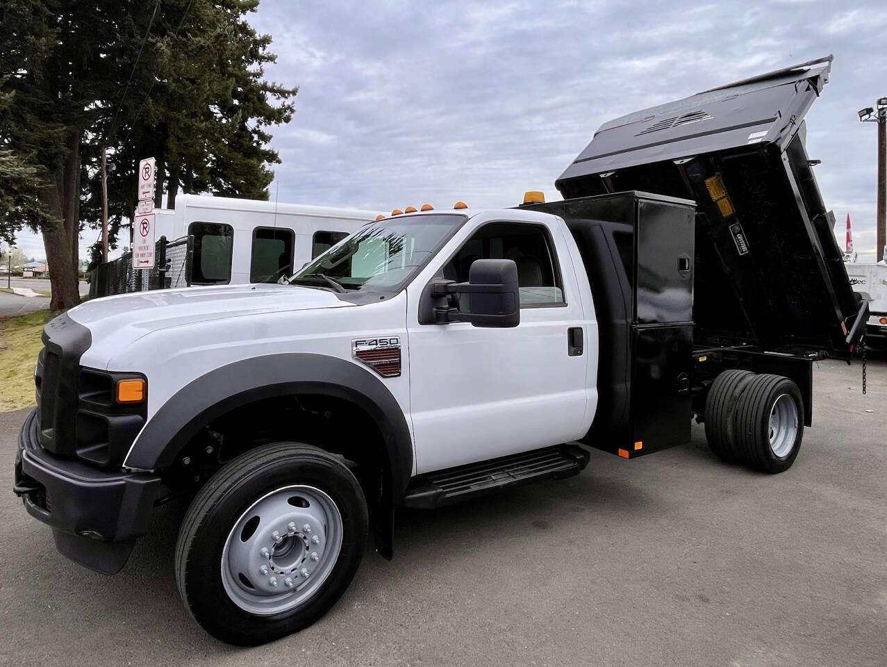 Used 2009 Ford F450 2WD Regular Cab Super Duty image 2